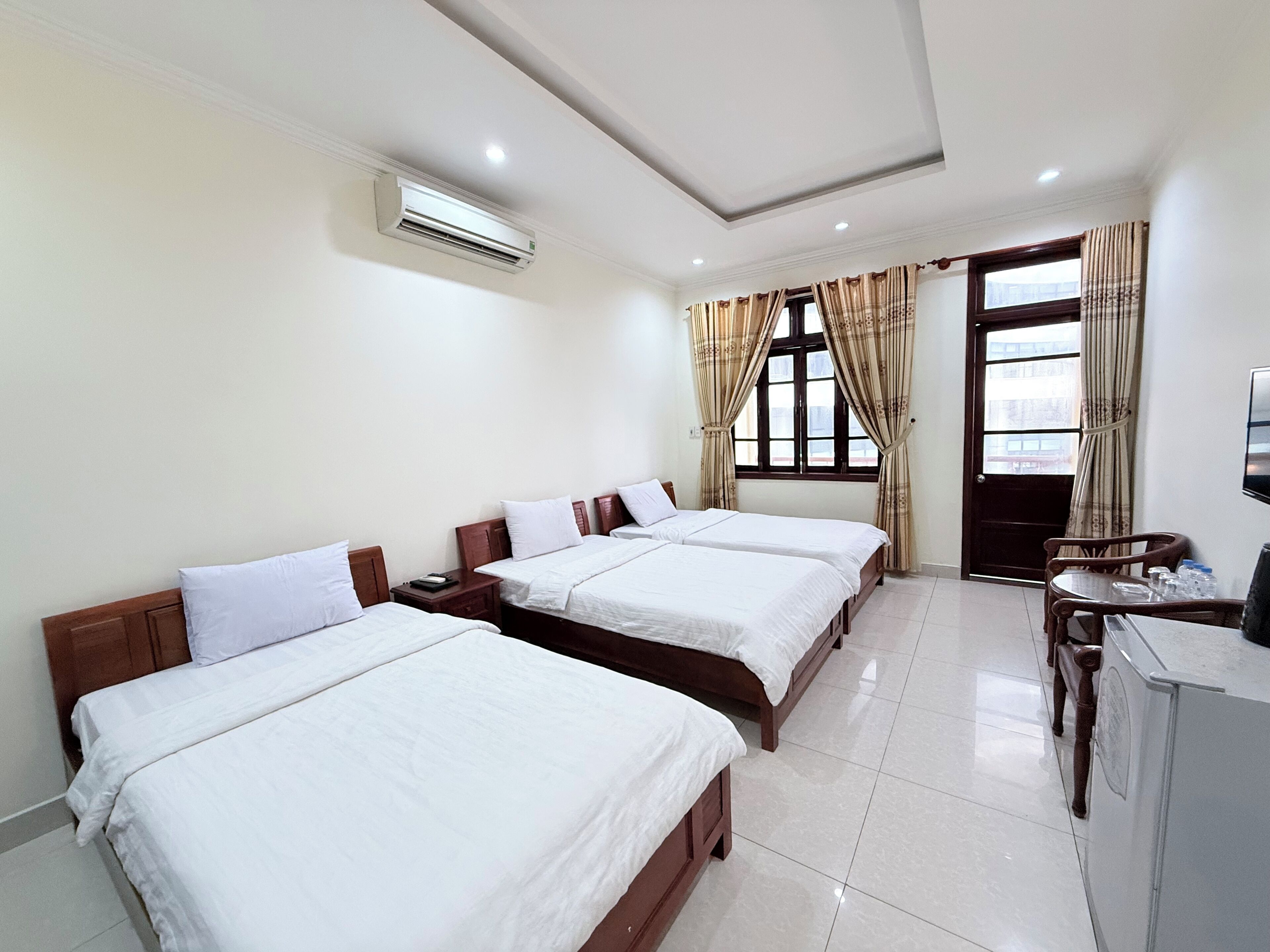 Superior Triple Room, Partial Ocean View | Living area