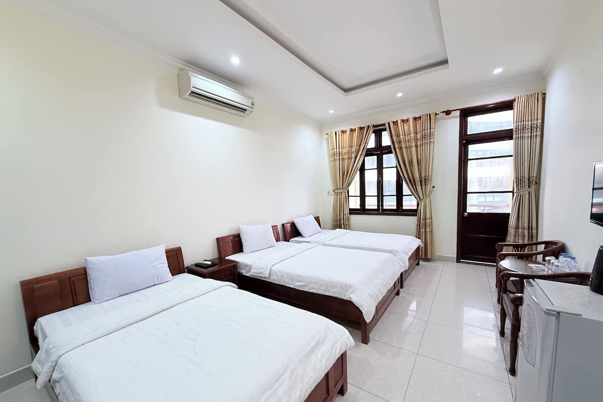 Superior Triple Room, Partial Ocean View | Living area