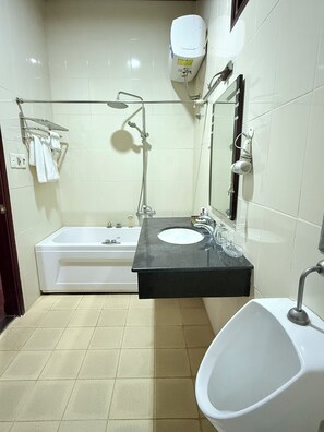 Deluxe tweepersoonskamer, uitzicht op het strand | Badkamer | Een haardroger, handdoeken, zeep, shampoo