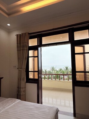 Minibar, laptop workspace, free WiFi, bed sheets - My Khe Beach Hotel (An Hai)