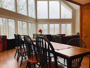 Dining - Mountain View, Dogs OK, 2 Kitchens, Screened Deck, Pool Table, North Conway (Conway)