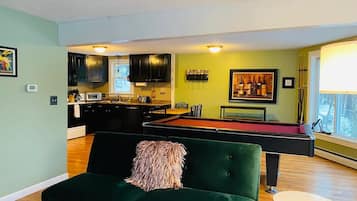 TV connectée, cheminée, livres