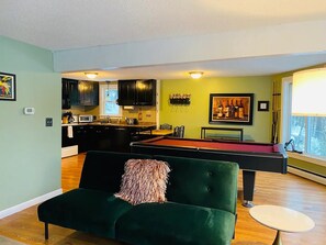 Smart TV, fireplace, books - Mountain View, Dogs OK, 2 Kitchens, Screened Deck, Pool Table, North Conway (Conway)