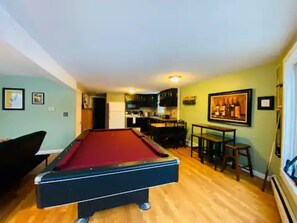 Game room - Mountain View, Dogs OK, 2 Kitchens, Screened Deck, Pool Table, North Conway (Conway)