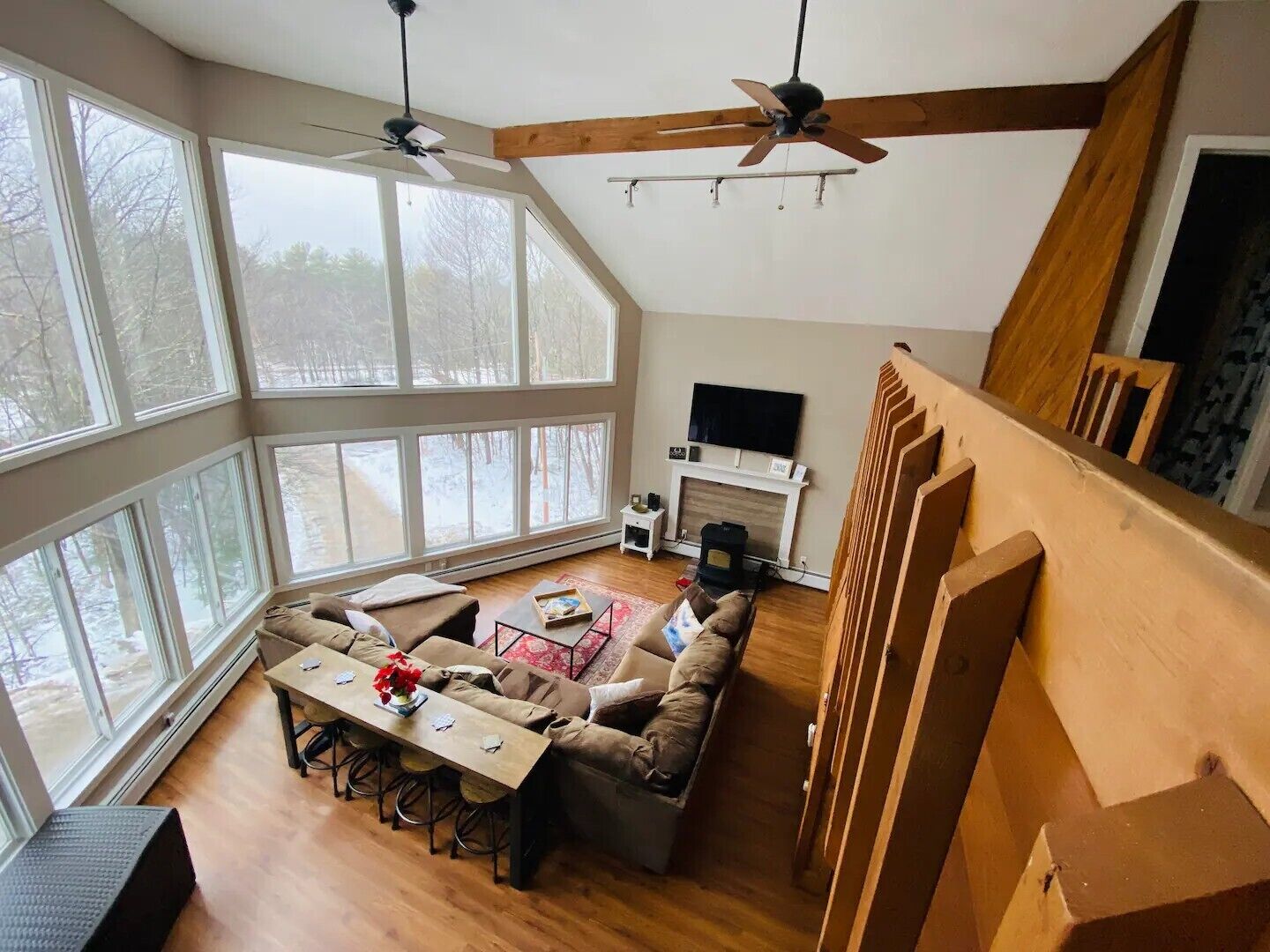 TV connectée, cheminée, livres