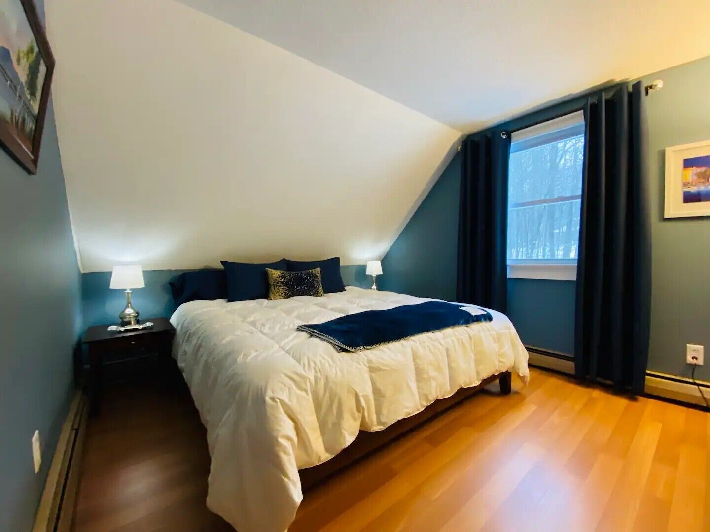 5 slaapkamers, een bureau, een strijkplank/strijkijzer, reisbedje