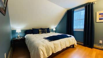 5 slaapkamers, een bureau, een strijkplank/strijkijzer, reisbedje