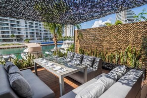 Outdoor dining - Luxury Waterfront Villa Puerto Cancun Marina (Cancún)