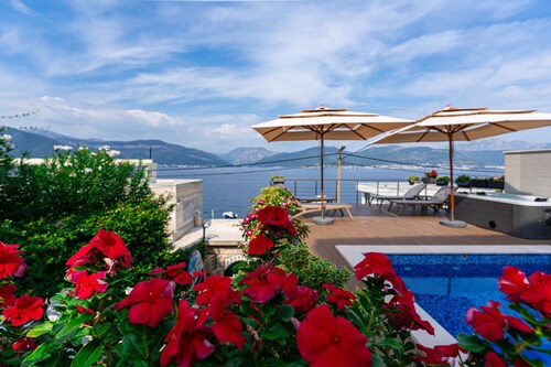 Villa Sonja,Charming 3-bedroom villa in Krašići with cool AC breeze