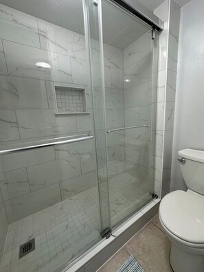 Dusche, Haartrockner, Handtücher, Seife