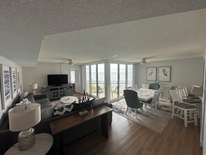 TV - Waterfront 2 bed/2 bath condo on Boca Ciega Bay on highly desirable Isla del Sol (St. Petersburg)