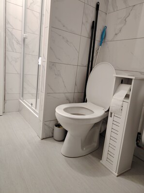 Doccia, asciugacapelli, asciugamani, sapone