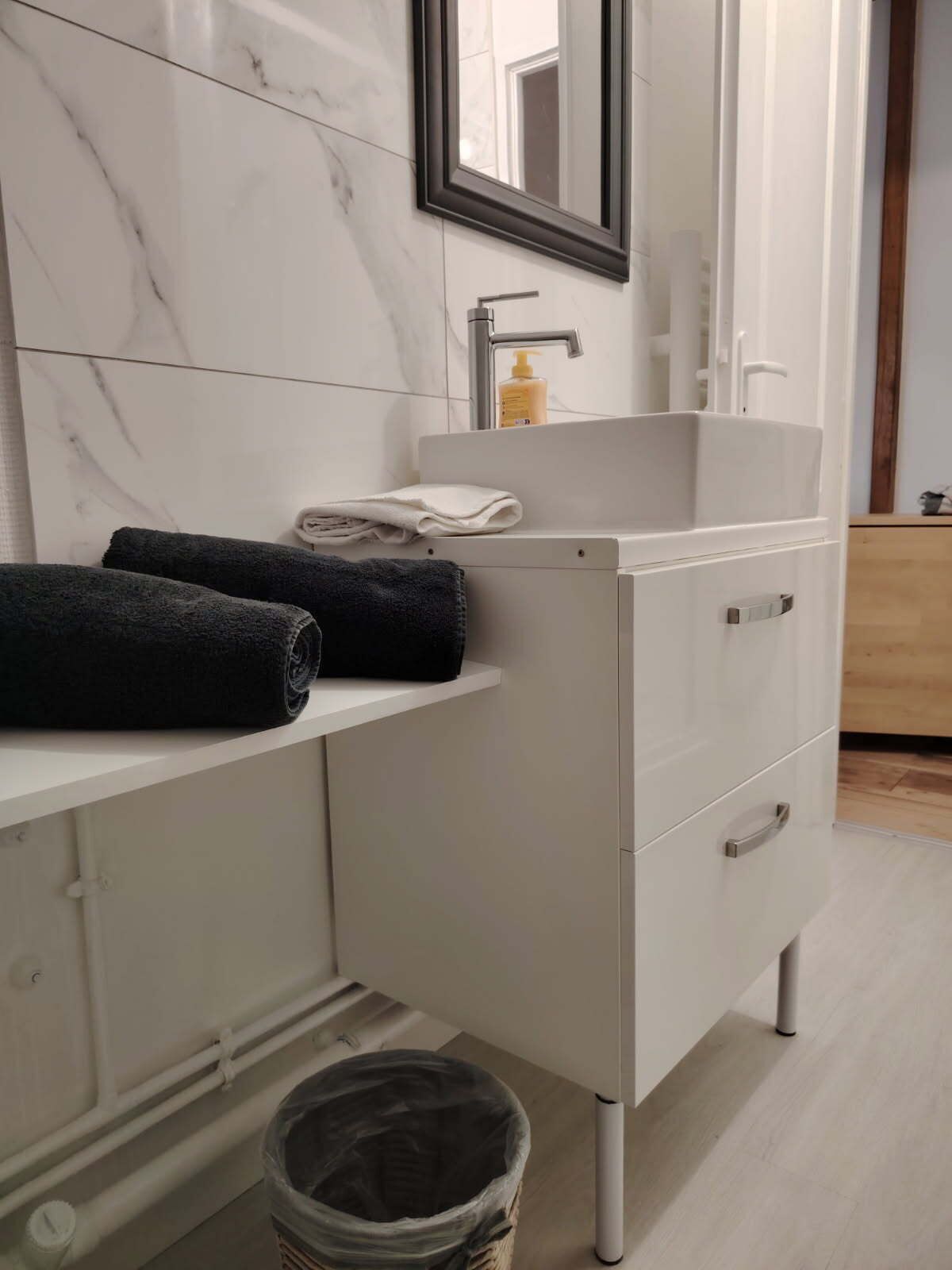 Douche, sèche-cheveux, serviettes fournies, savon