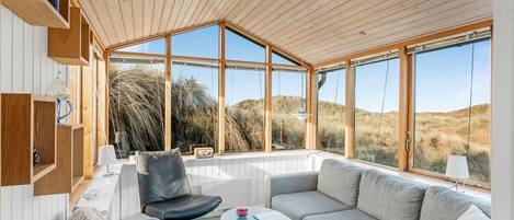 Een televisie en een open haard