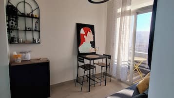 Superior-Apartment, Balkon, Stadtblick | Wohnbereich