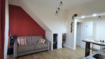 Superior-Apartment, Balkon, Stadtblick | Wohnbereich