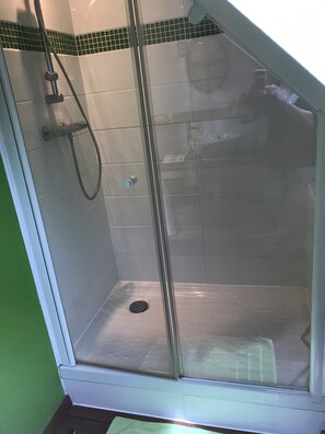 Shower, hair dryer, towels, soap - Charming house in the heart of nature, 5kms from Quimper, (Quimper)