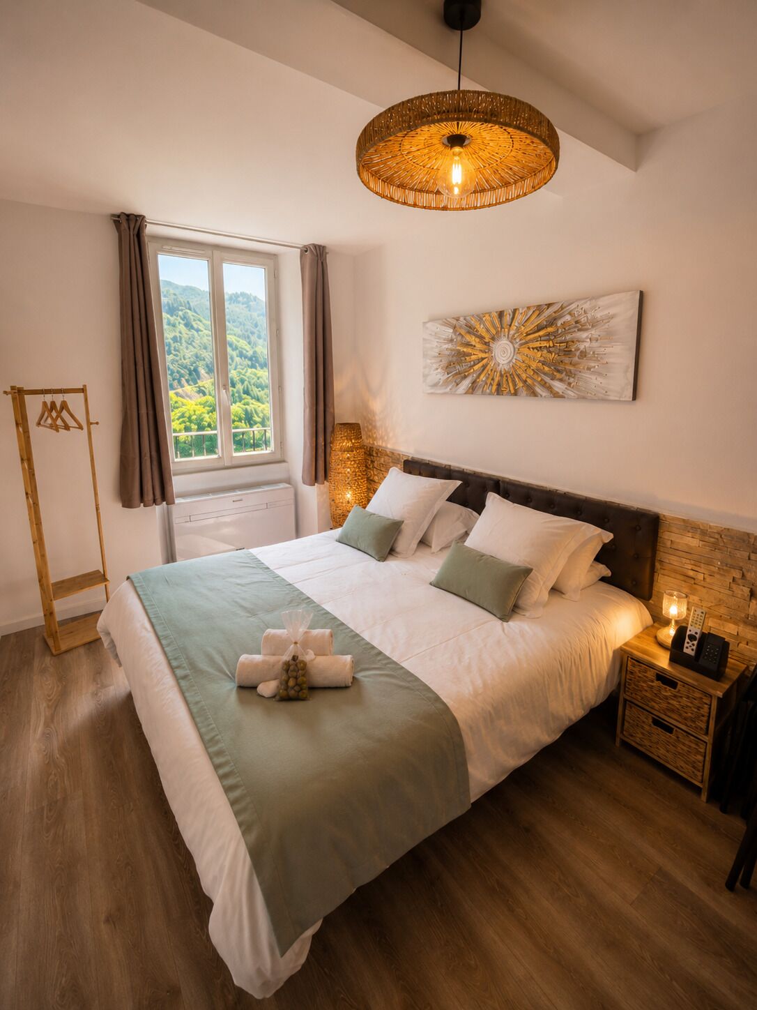 Ropa de cama de alta calidad, cortinas blackout y wifi gratis 
