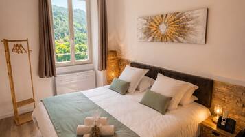 Ropa de cama de alta calidad, cortinas blackout y wifi gratis