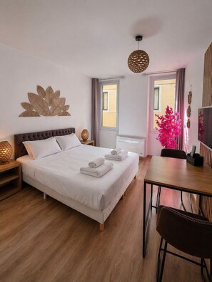 Ropa de cama de alta calidad, cortinas blackout y wifi gratis 