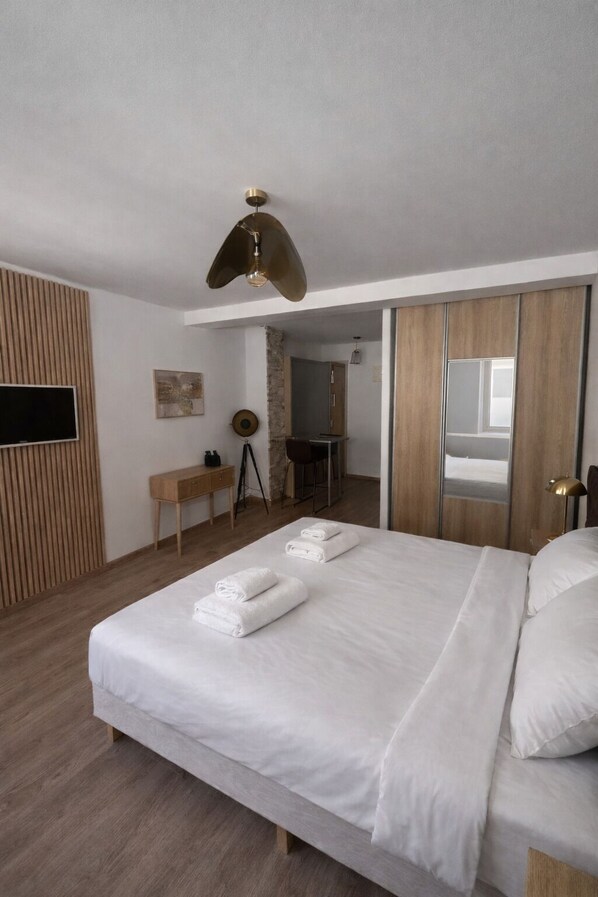 Deluxe Apartment, City View | Premium bedding, blackout curtains, free WiFi, bed sheets