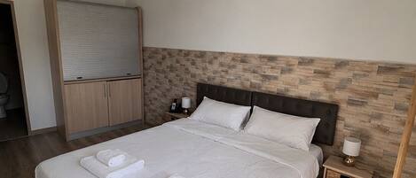 Studio tiện nghi đơn giản, quang cảnh núi | Bộ đồ giường cao cấp, màn/rèm cản sáng