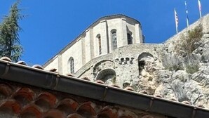 A stone building with arched windows and a tiled roof. - Le Clos Androne (Sisteron)