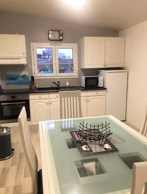 Jääkaappi, mikroaaltouuni, uuni, liesi