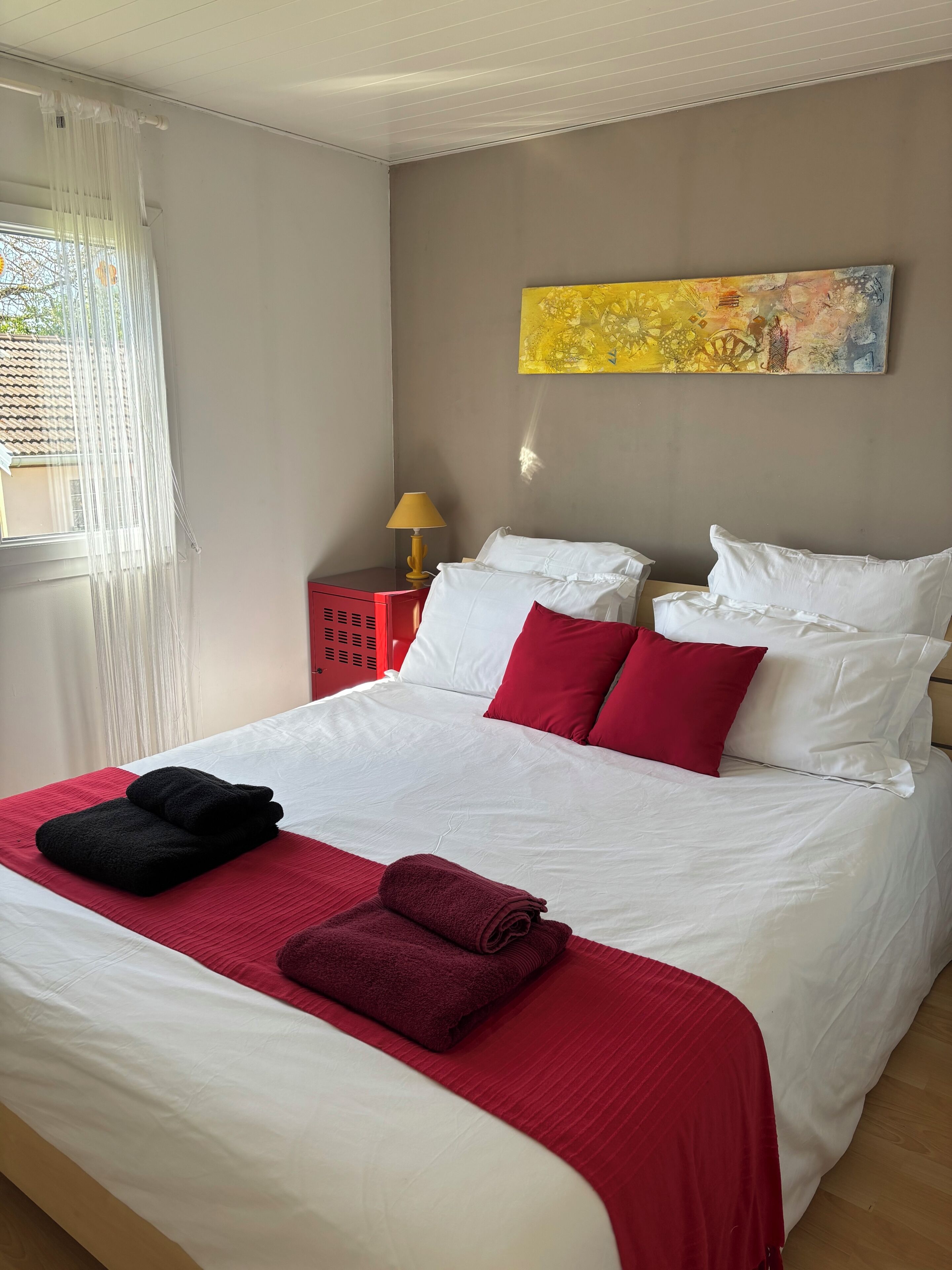 2 chambres, fer et planche à repasser, Wi-Fi, draps fournis