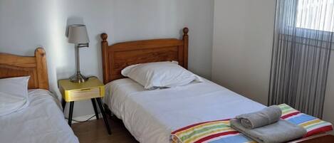 2 habitaciones, tabla de planchar con plancha, wifi y ropa de cama