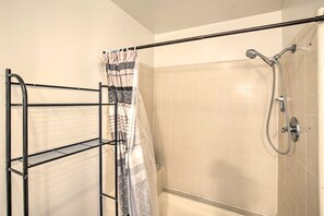 Hair dryer, towels, soap, toilet paper - Beautiful, Spacious 2-bedroom condo with AC, near Sofi Stadium (Inglewood)