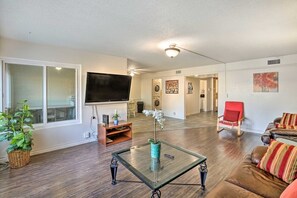 Interior - Beautiful, Spacious 2-bedroom condo with AC, near Sofi Stadium (Inglewood)