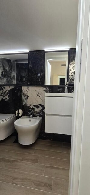 Bruser, gratis toiletartikler, hårtørrer, håndklæder