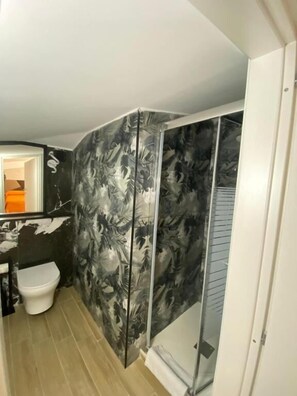 Dobbeltværelse - ikke-ryger | Badeværelse | Bruser, gratis toiletartikler, hårtørrer, håndklæder