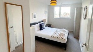 2 bedrooms, travel cot, Internet, bed sheets - Spacious 2BDR East London Retreat (London)