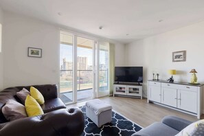 TV - Spacious 2BDR East London Retreat (London)