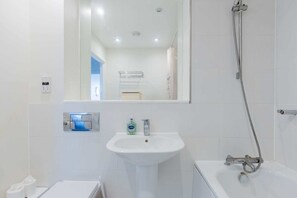 Shower - Spacious 2BDR East London Retreat (London)
