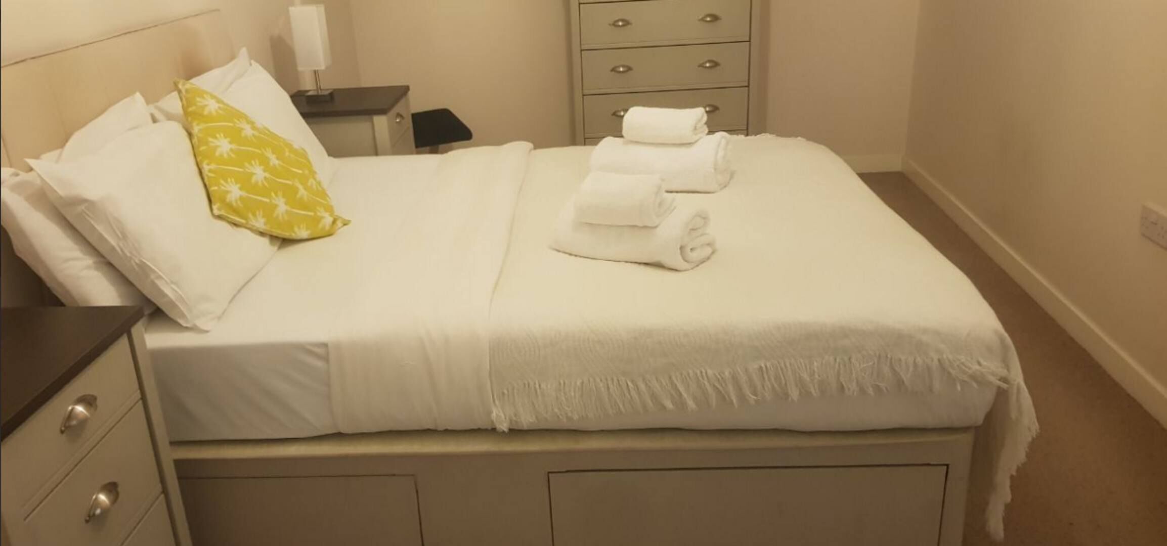 2 bedrooms, travel crib, internet, bed sheets
