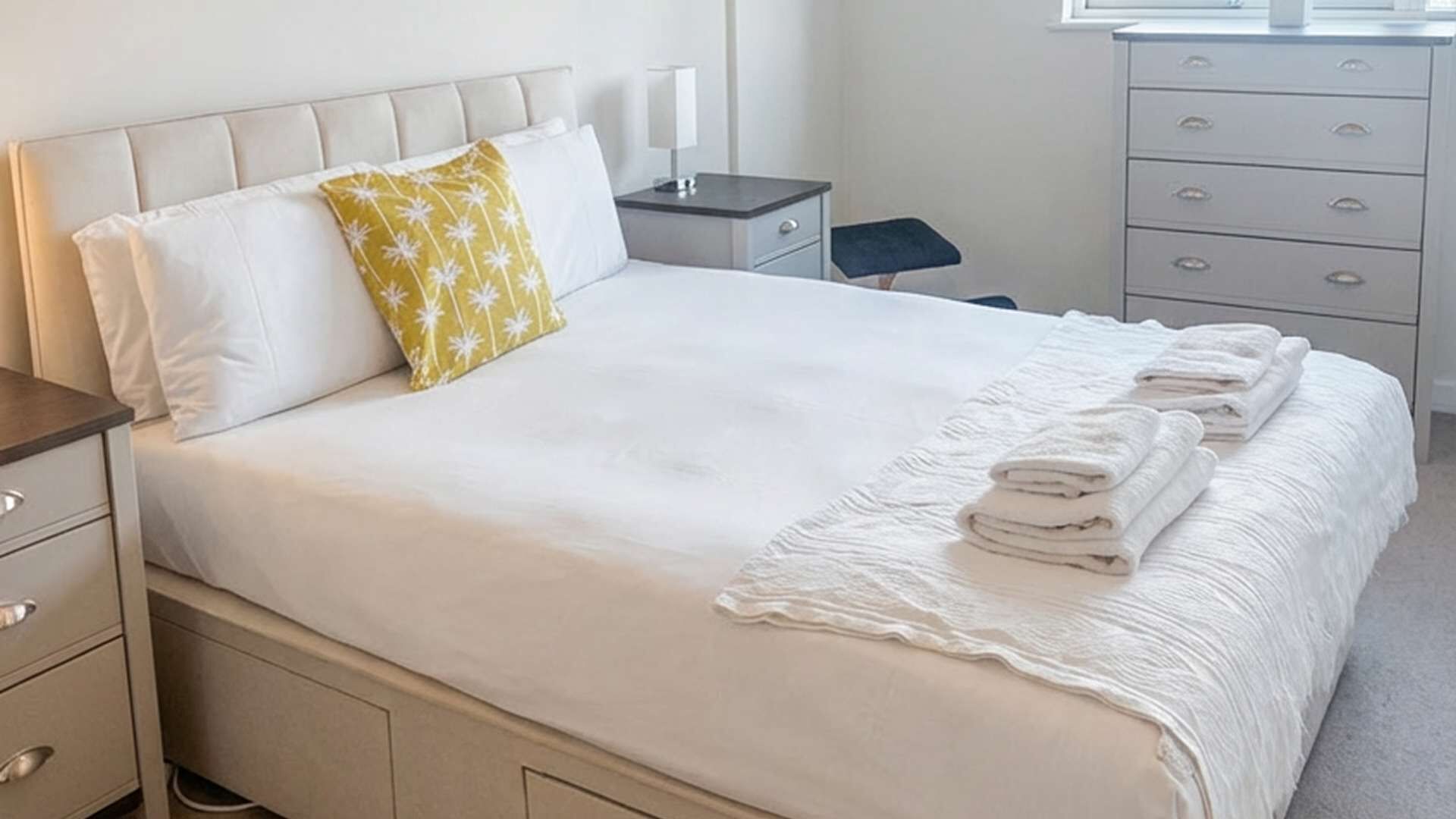 2 bedrooms, travel crib, internet, bed sheets