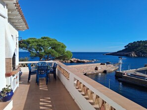 Outdoor dining - Fishermen's house in the port of Fornells (Aiguablava). (Fornells)