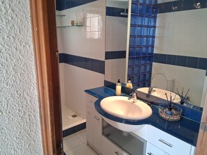 Shower, hair dryer, towels, soap - Fishermen's house in the port of Fornells (Aiguablava). (Fornells)