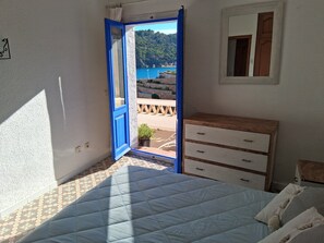 3 bedrooms, iron/ironing board, travel cot, free WiFi - Fishermen's house in the port of Fornells (Aiguablava). (Fornells)