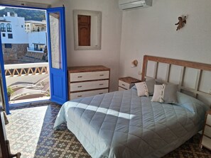 3 bedrooms, iron/ironing board, travel cot, free WiFi - Fishermen's house in the port of Fornells (Aiguablava). (Fornells)