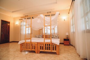 Laptop workspace, bed sheets - Kilimanjaro Pazuri Villas  (Moshi)