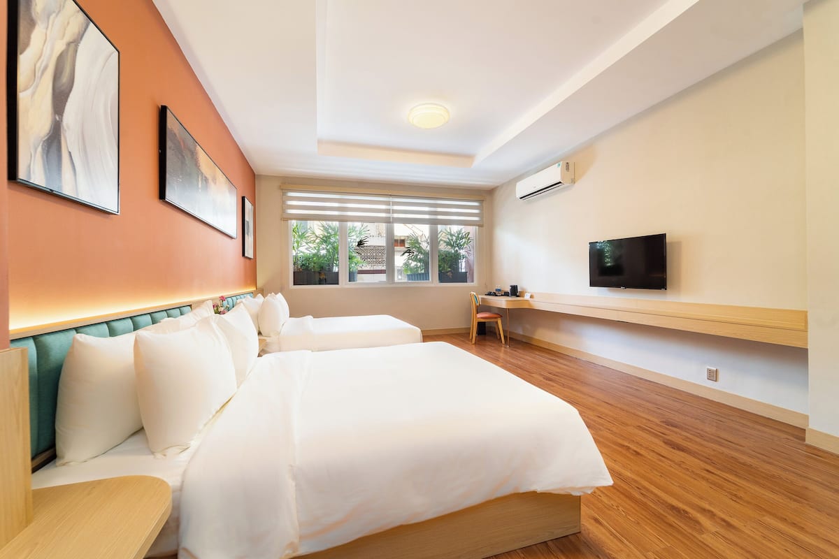 Family Room, 2 Double Beds, City View | Minibar, free WiFi