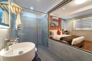 Habitación Deluxe doble, 1 cama doble, vistas a la ciudad | Baño | Artículos de higiene personal gratuitos, secador de pelo y toallas