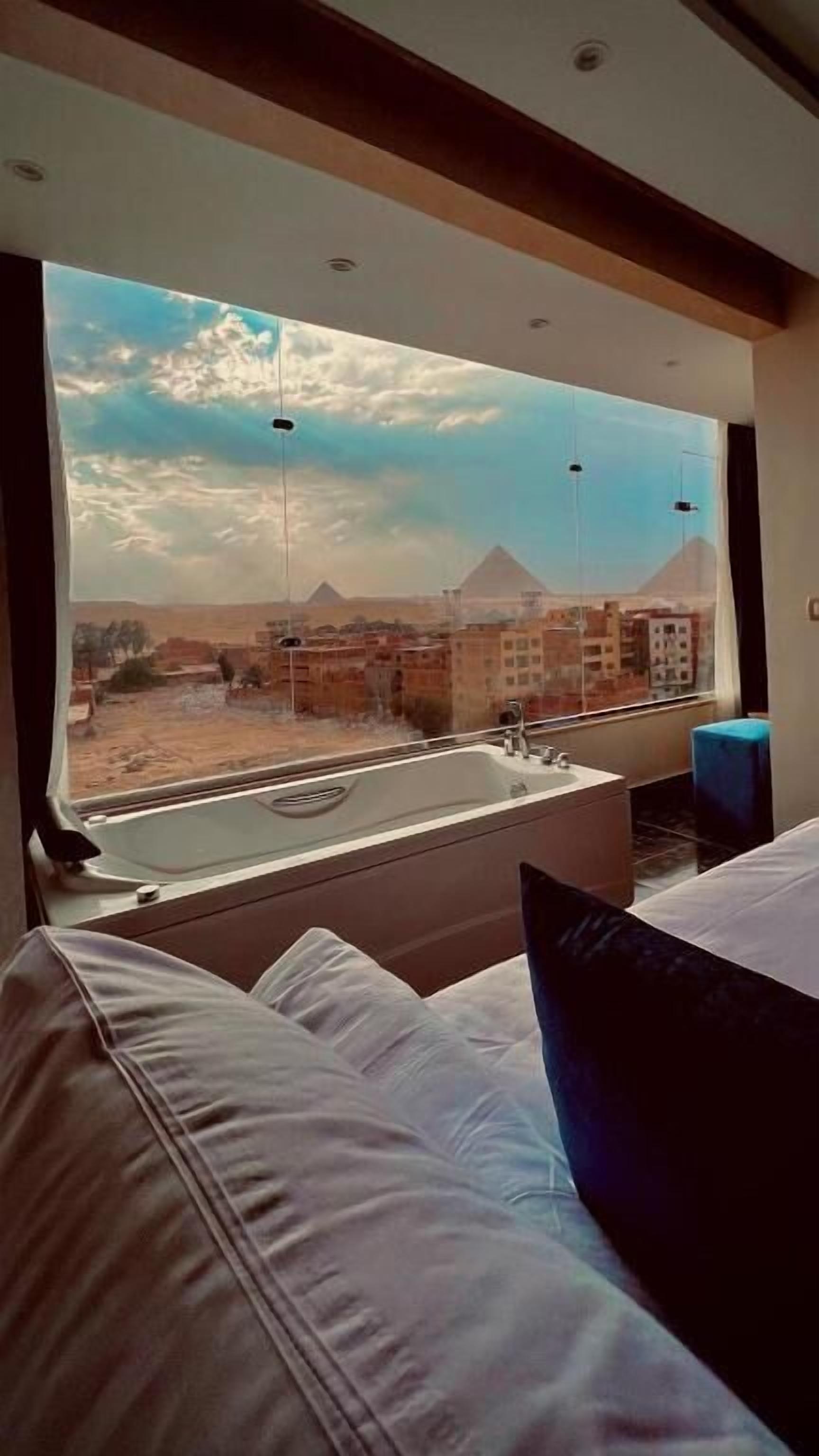 In-room safe, soundproofing, iron/ironing board, free WiFi