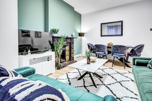 TV - Large Semi-detached 4BD 3Bath Long Stay Discount, Wifi, Driveway Parking, Garage (Hounslow)