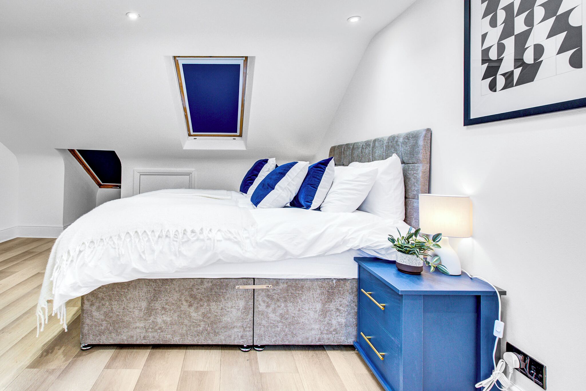 Een strijkplank/strijkijzer, wifi, beddengoed