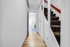 Interior - Large Semi-detached 4BD 3Bath Long Stay Discount, Wifi, Driveway Parking, Garage (Hounslow)